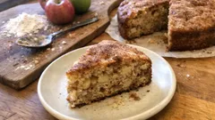 Torta di mele all’acqua senza uova né burro: soffice e pronta in una ciotola