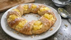 Ghirlanda di sfoglia con crema e ananas: il dolce scenografico che si prepara con facilità