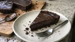 Delirio al cioccolato: la crostata ricca con ripieno fondente e gianduia