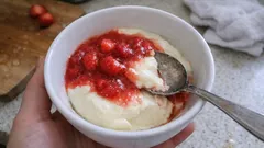 Panna cotta con salsa di fragole: il dessert semplice che fa sempre bella figura