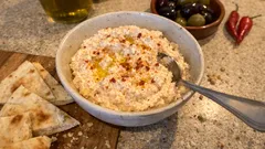 Tirokafteri: la crema greca di feta piccante pronta in pochi minuti