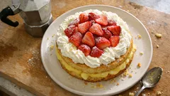 Torta di Pan di Spagna con crema pasticcera: soffice, elegante e perfetta per le feste