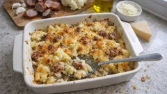 Pasta al forno con cavolfiore e salsiccia: cremosa dentro, gratinata sopra