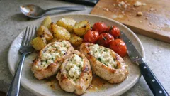 Barchette di pollo con feta al forno: il secondo completo con patate già in teglia